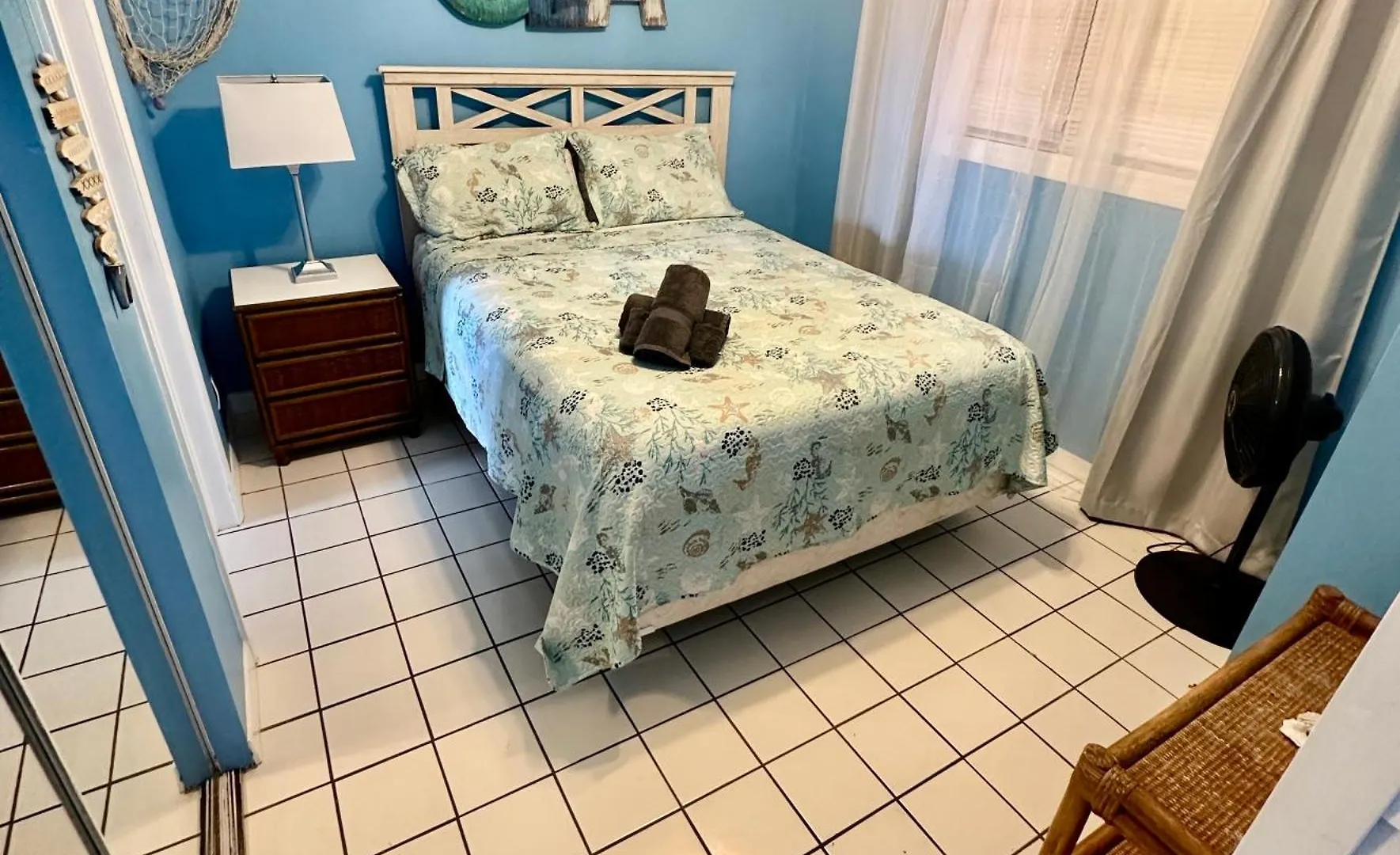 Spacious 1Bed 1Bath Condo In Downtown Red Hook East End  بيت للعطل